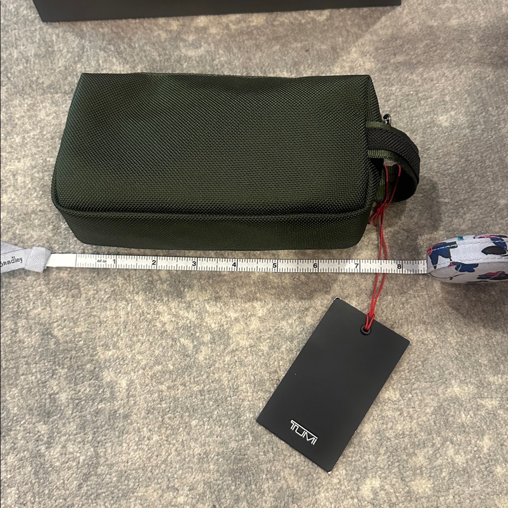 TUMI TRAVEL KIT / ACCESSORIES ARMY GREEN NWT - Picture 6 of 7